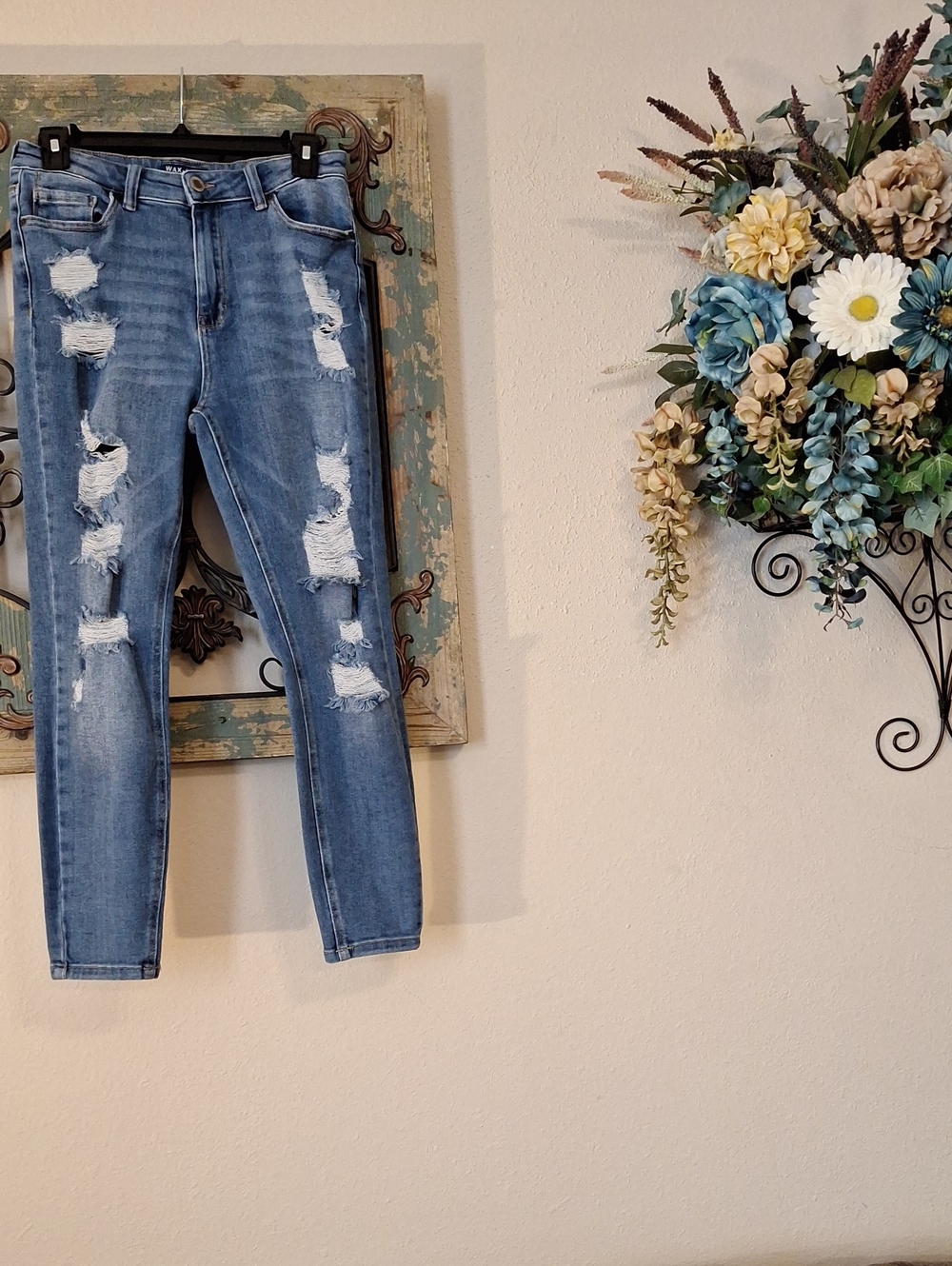 🔥🔥CLEARANCE🔥🔥
Wax Jean Distressed Ankle Skinny Jeans in Light Blue. Size 11 - Picture 2 of 6